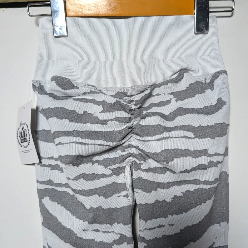 PREVAIL EMPIRE | Women's White/Grey Striped Seamless Full Length Leggings - Picture 7 of 7